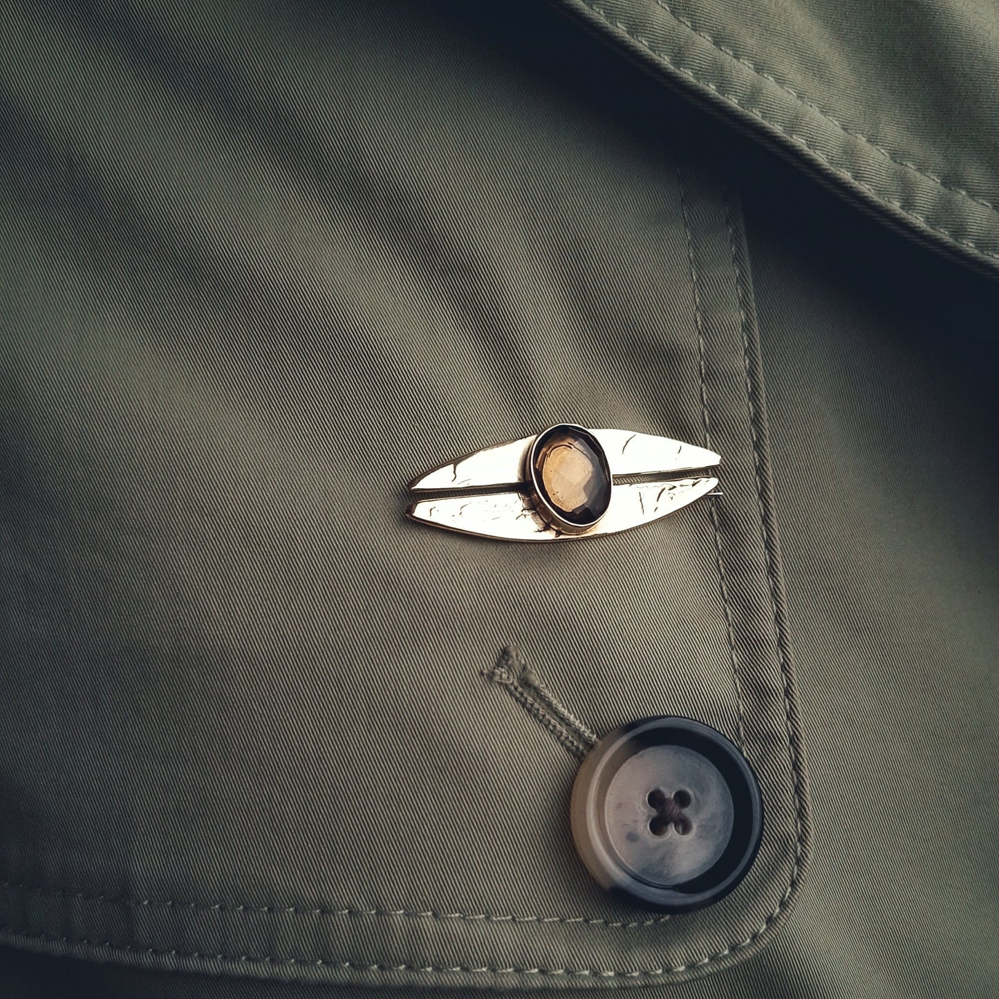 Broš U ZAGRLJAJU LISTA UNIKAT-Ostalo-Minerva by Jelena Fogec