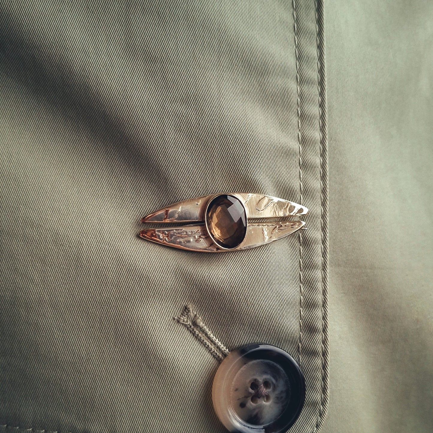 Broš U ZAGRLJAJU LISTA UNIKAT-Ostalo-Minerva by Jelena Fogec