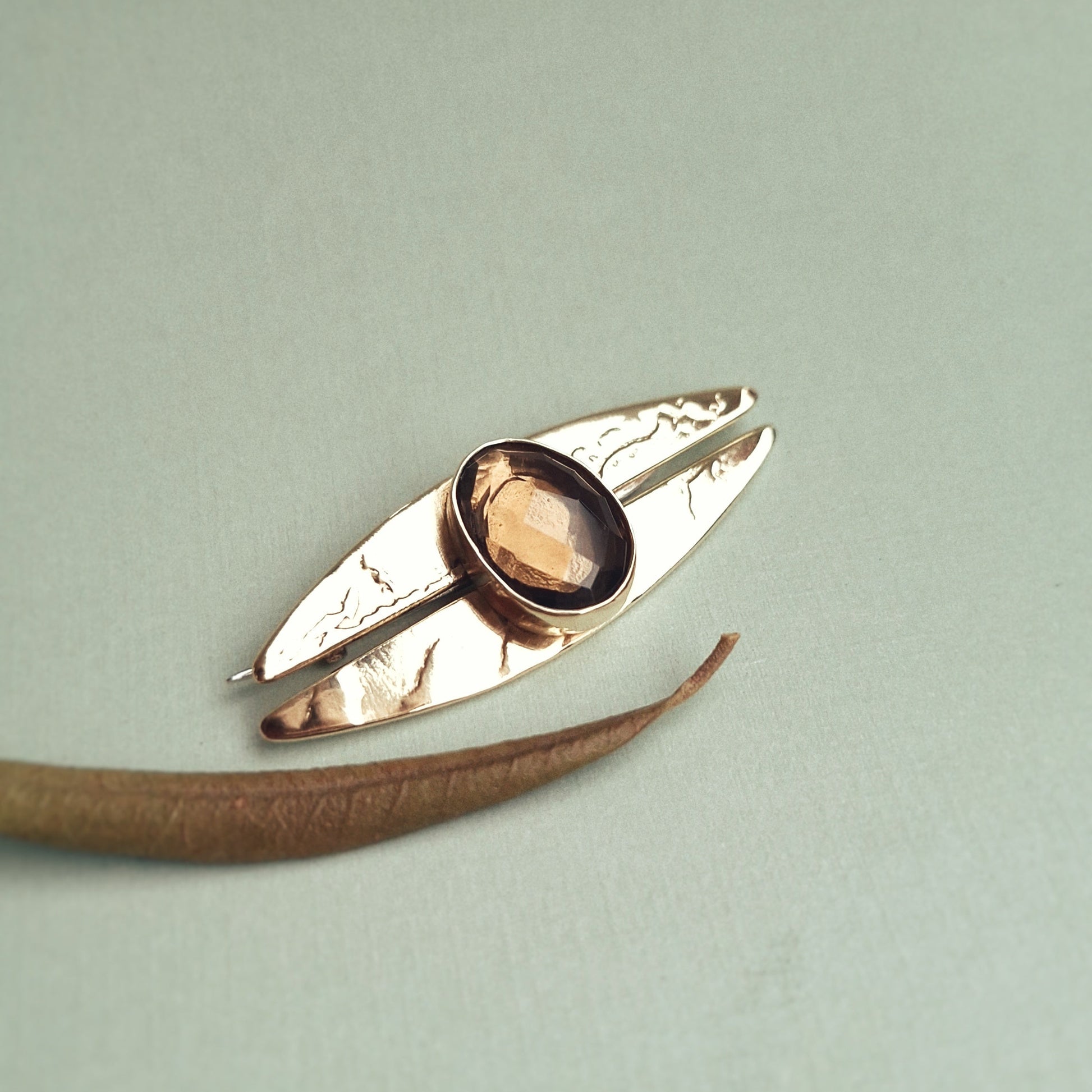 Broš U ZAGRLJAJU LISTA UNIKAT-Ostalo-Minerva by Jelena Fogec