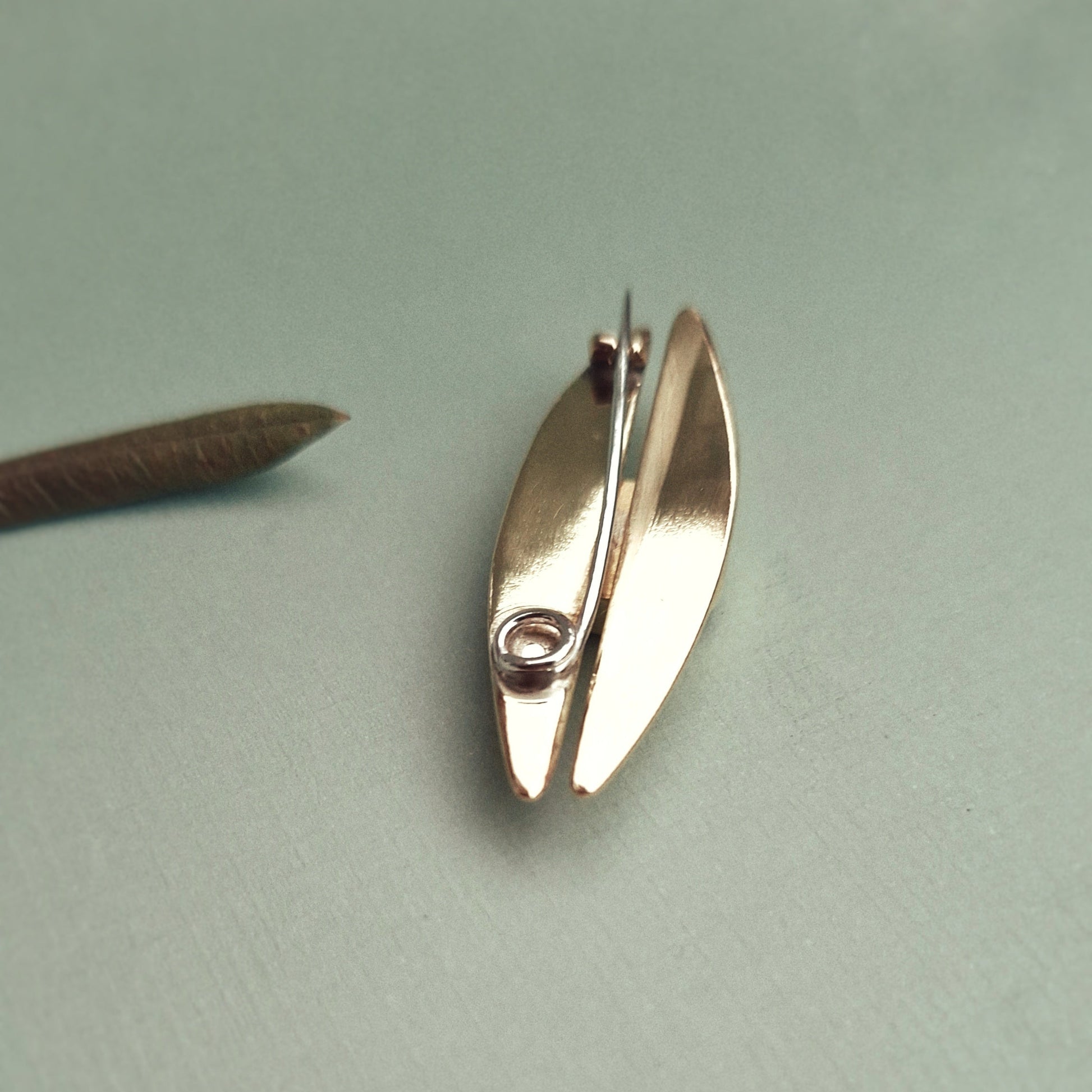 Broš U ZAGRLJAJU LISTA UNIKAT-Ostalo-Minerva by Jelena Fogec