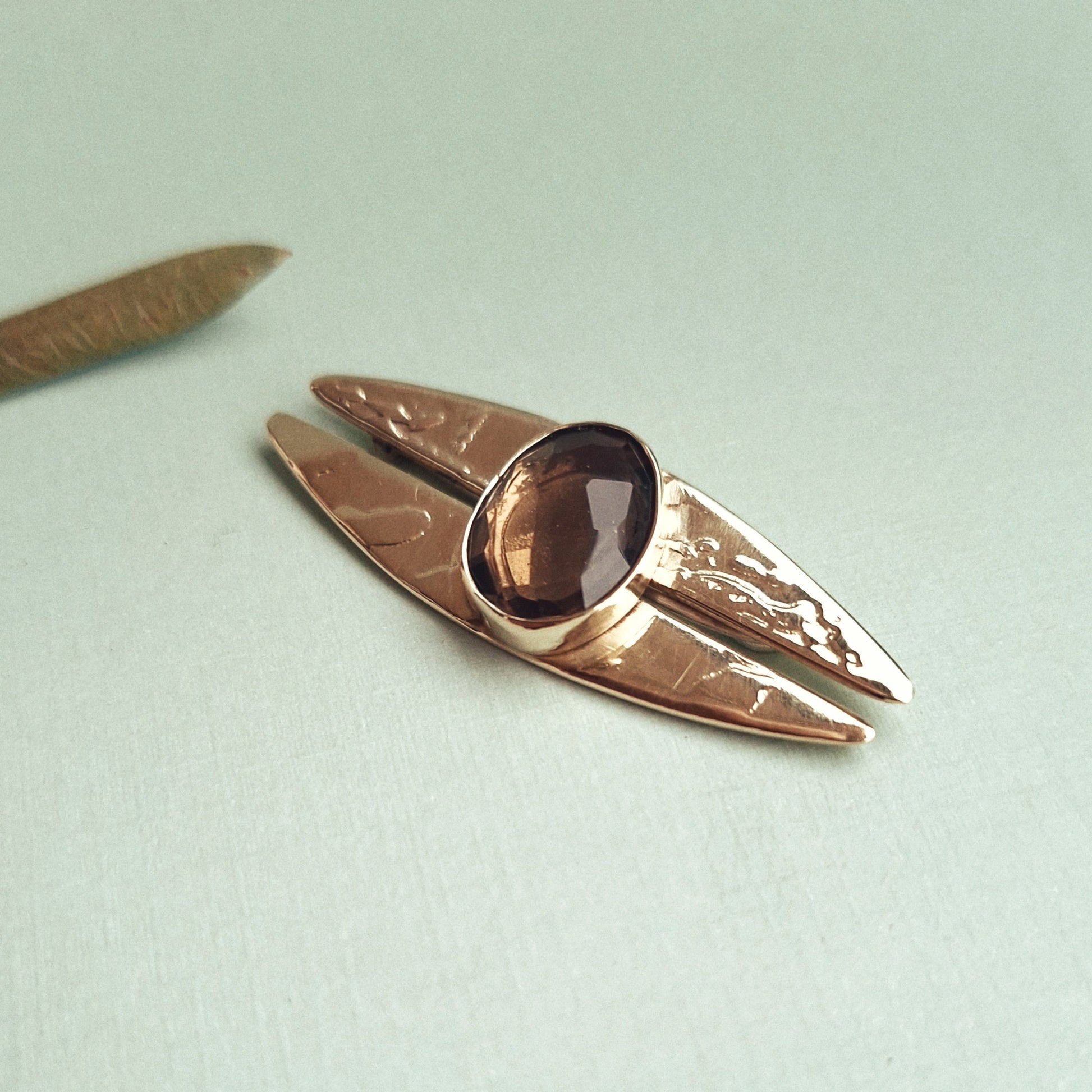 Broš U ZAGRLJAJU LISTA UNIKAT-Ostalo-Minerva by Jelena Fogec